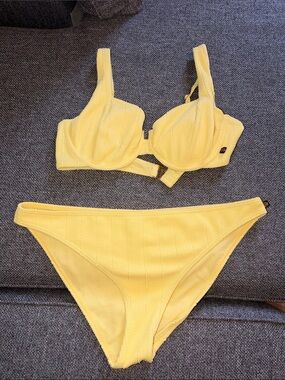 La Vie En Rose Textured Yellow Underwire Bikini Set